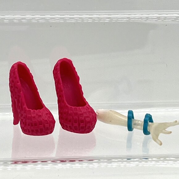 Monster High Replacement Spectra Vondergeist Ghoul Spirit Pink Shoes Heels & arm - Picture 1 of 9